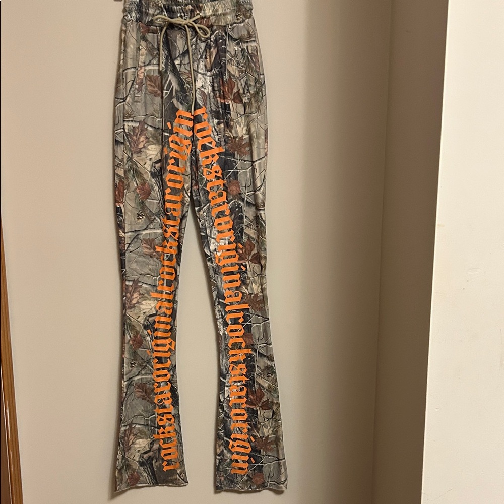 Rockstar Original camouflage pants orange lettering fleece lined VG shape sz-XS